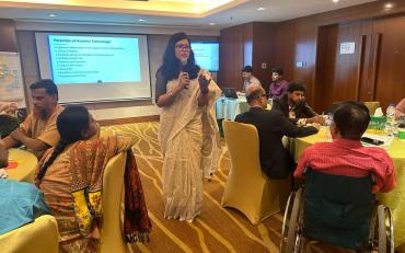 Sarna Shah, a facilitator at the workshop interacting with participants 